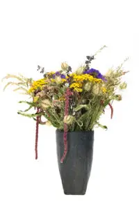Strauss mit Rainfarn, Fuchsschwanz, Meerlavendel, Jungfer in Grün, Flohknöterich, Wiesensalbei in schwarzer Vase