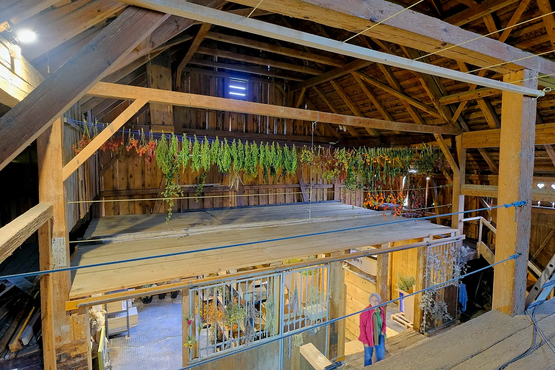 Als Lager und Werkstatt dient ein ehemaliger Rossstall