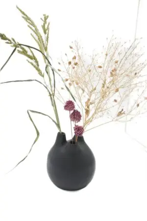 Indische Vase mit Trockenblumen